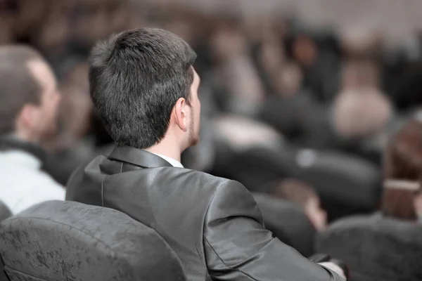 Bakifrån. affärsmän lyssnar på talaren vid företagspresentationen. — Stockfoto