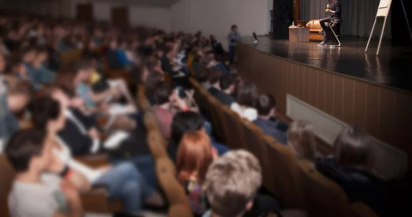 Audiencia escucha el informe de los oradores en una amplia sala de conferencias — Foto de Stock