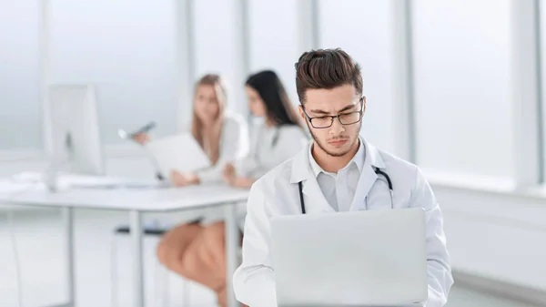Médico trabalha em um laptop no quarto do hospital — Fotografia de Stock