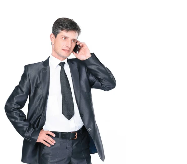 Pewny biznesmen rozmawiający przez telefon.odizolowany na białym — Zdjęcie stockowe