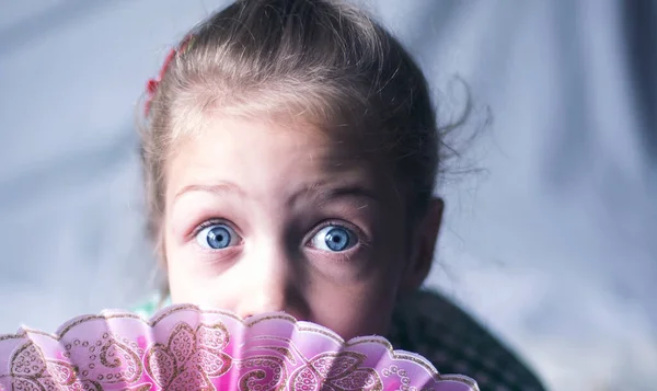 Retrato de una niña con abanico —  Fotos de Stock