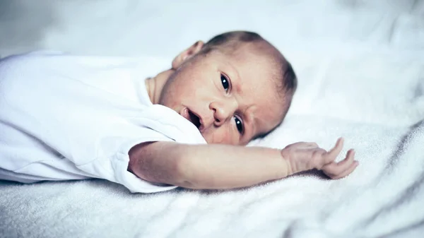 Aranyos újszülött csecsemő feküdt a fehér takaró — Stock Fotó