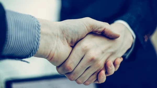 Konceptet med partnerskap i business: ett handslag av del — Stockfoto