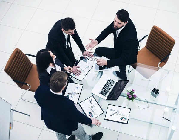 Equipo empresarial exitoso discutiendo gráficos de marketing en la reunión del taller — Foto de Stock