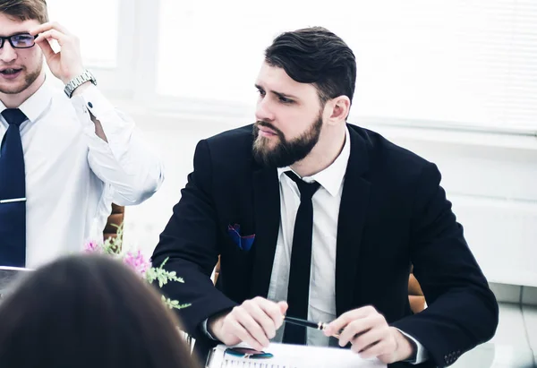 Gerente de crise e equipe de negócios conduziram uma reunião de trabalho em um escritório moderno — Fotografia de Stock