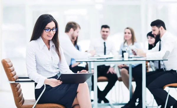 Empresa especializada líder no contexto da equipe de negócios — Fotografia de Stock