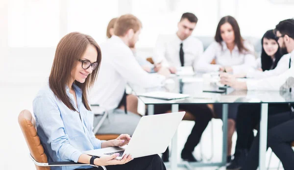 Leidende advocaat van de vennootschap op achtergrond, zakelijke bijeenkomst van zakelijke partners — Stockfoto