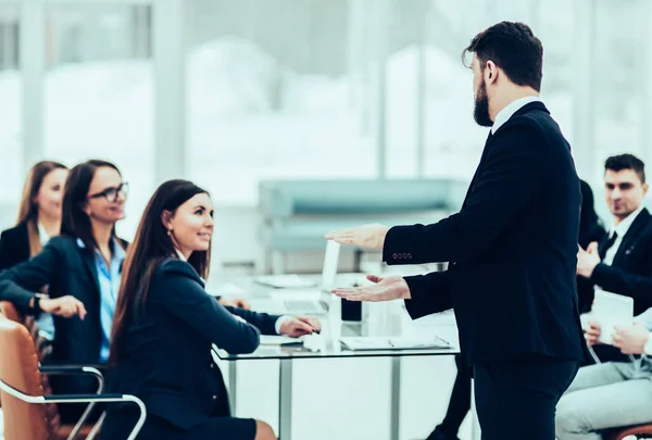 Gerente superior de la empresa celebra una reunión de trabajo con busi — Foto de Stock