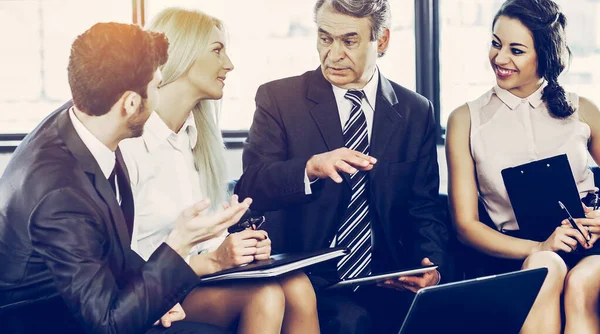 Een groep zakenlieden bespreekt het bedrijfsbeleid in een modus — Stockfoto