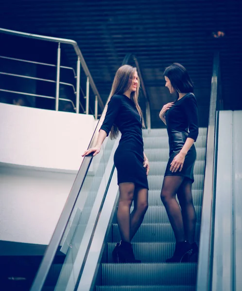 Employees of the company standing on the stairs in the lobby of — ストック写真