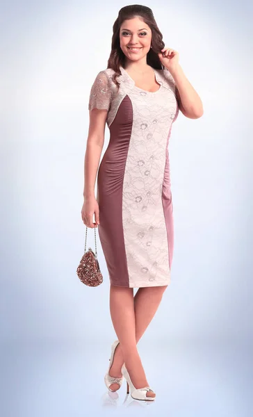 Модная молодая женщина в стильном летнем платье — стоковое фото