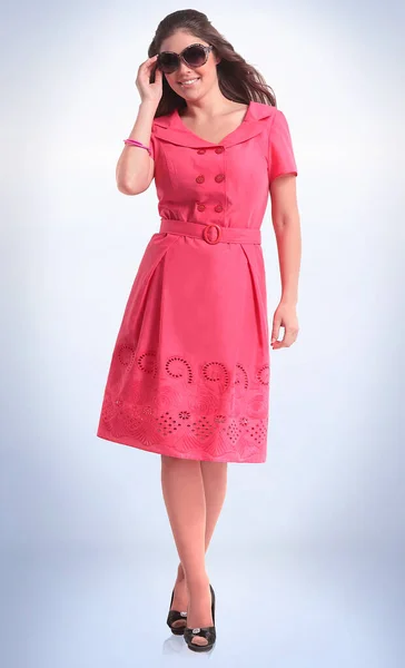 Modieuze vrouw model in elegante roze jurk en zonnebril — Stockfoto