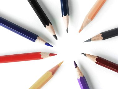 beyaz zemin üzerinde bir daire içinde yığılmış up.colored kalem kapatmak