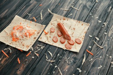 ahşap bir masa üzerinde burrito yemek pişirmek için malzemeler