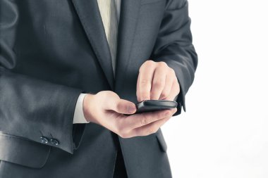yakın çekim. SMS Smartphone'da tipik iş adamı