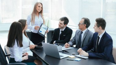 İş takım yeni iş planı ile tartışırken Yöneticisi