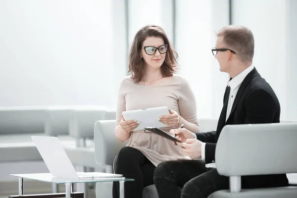 Pareja de negocios discutiendo documentos comerciales en la oficina del Banco — Foto de Stock