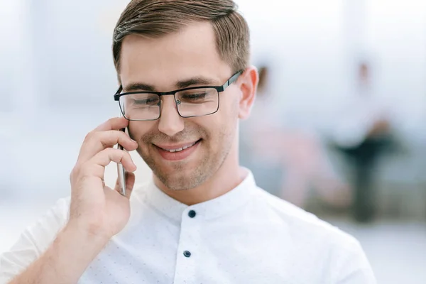 Close up.smiling businessman talking on his smartphone — Stock Photo, Image