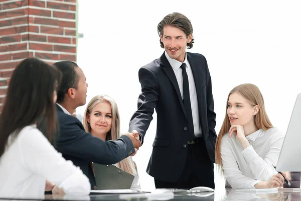 Handshake Manager e cliente em um escritório moderno — Fotografia de Stock