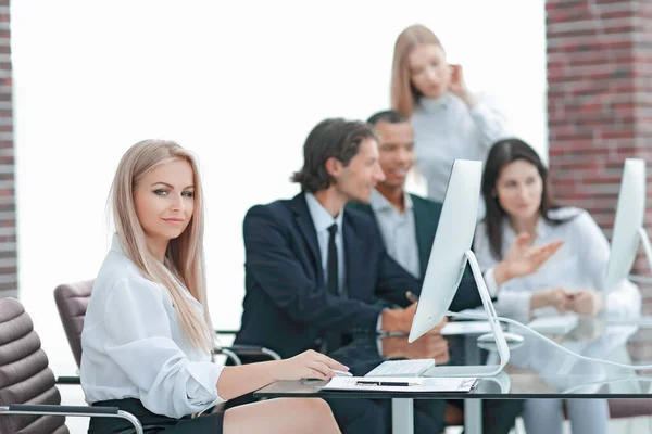 Equipe de gerentes criativos trabalhando com novo projeto no escritório moderno . — Fotografia de Stock