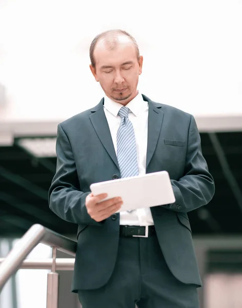 Homme d'affaires travaillant avec tablette numérique. personnes et technologie — Photo