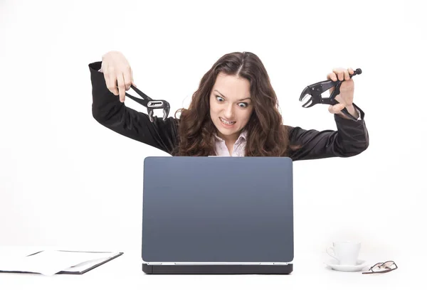 Joven mujer de negocios rompiendo un portátil. aislado en blanco . — Foto de Stock