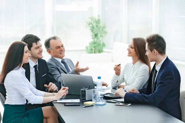 Colegas de negocios hablando en el escritorio en la oficina — Foto de Stock