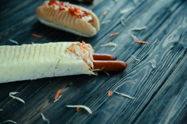 hızlı food.pita ekmek ile sucuk ve sosis koyu arka plan üzerinde