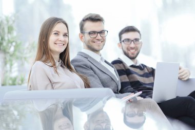 up.Business arkadaşları işyerinde ofiste kapatın