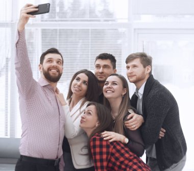 yaratıcı iş grubu selfies modern bir ofiste alır.