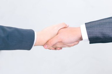 Yakın plan. El sıkışma işi ortakları. .ortaklık kavramı.