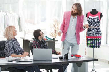 Grup iş adamları bir moda giyim firması beyin fırtınası