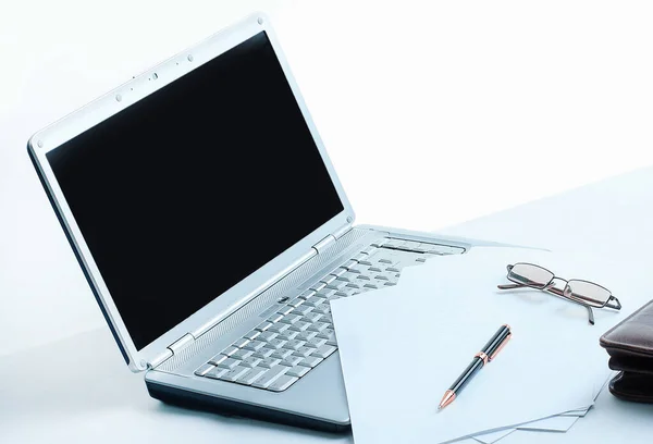 Open laptop , briefcase and pen on the desktop — Stock Photo, Image