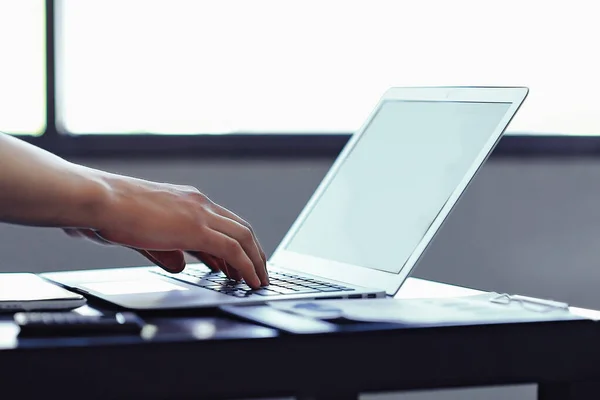 Close up.the modern guy works on a laptop. — Stock Photo, Image