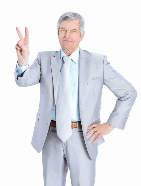 Reifer Geschäftsmann zeigt Siegeszeichen auf Weiß — Stockfoto