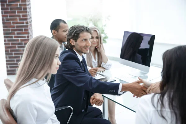 Closeup.Handshake εμπορικούς εταίρους, κάθεται πίσω από ένα γραφείο. η έννοια της εταιρικής σχέσης — Φωτογραφία Αρχείου