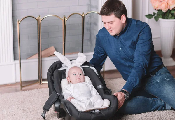 Pai amoroso e um bebê bonito em um traje de coelho antes de uma caminhada — Fotografia de Stock