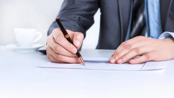 Closeup.businessman trabalhando com documentos sentados em uma mesa . — Fotografia de Stock