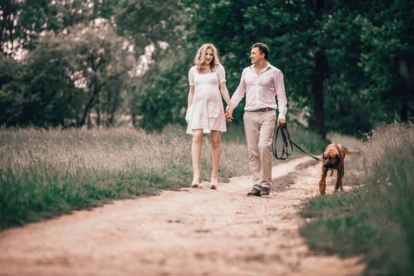 Ung man och hustru tala tid att promenera i parken — Stockfoto