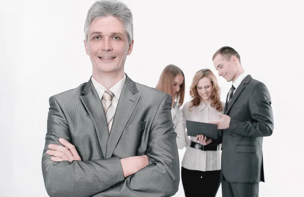 Ritratto di uomo d'affari di successo su sfondo di dipendenti — Foto Stock