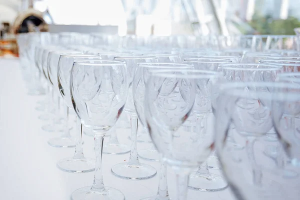 Muchos vasos de vidrio vacíos sobre la mesa en el restaurante —  Fotos de Stock