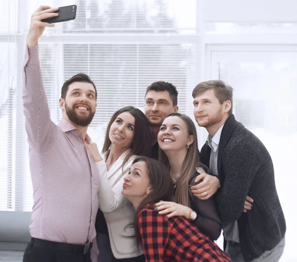 Δημιουργική επιχειρηματική ομάδα παίρνει selfies σε ένα σύγχρονο γραφείο — Φωτογραφία Αρχείου