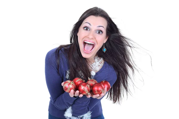 Sehr glückliche junge Frau zeigt Weihnachtskugeln. — Stockfoto