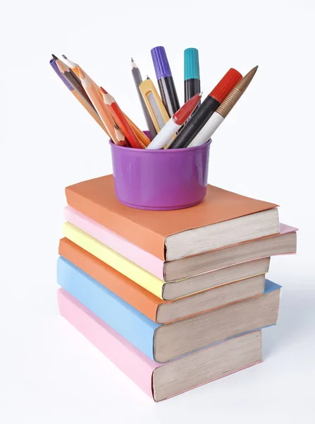 Soporte con lápices en una pila de libros .photo con espacio de copia —  Fotos de Stock