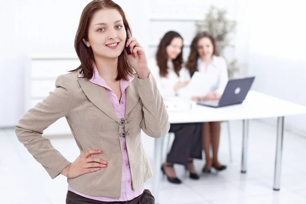 Junge Mitarbeiterin telefoniert im Büro — Stockfoto