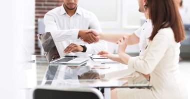 İş adamları iş merkezinin lobisinde oturuyorlar.