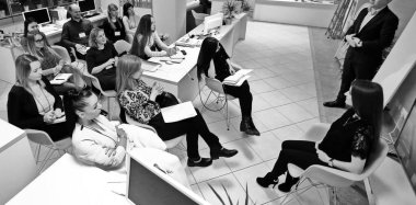 Şirketin çalışanlarıyla sohbet eden bir iş adamı. siyah beyaz fotoğraf