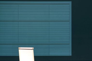 Kapat. Sıraya gir ve konferans odasına bir çizelge koy..