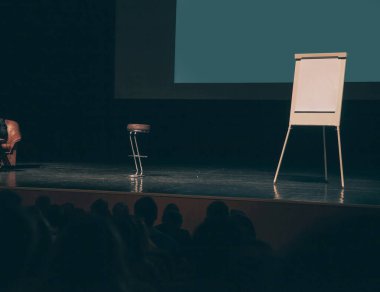 İş sunumundan önce konferans odasında podyum.
