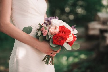 Yaklaş. Düğün buketi gelinin elinde..